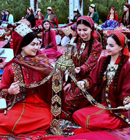 entertainment-in-turkmenistan-national-clothing